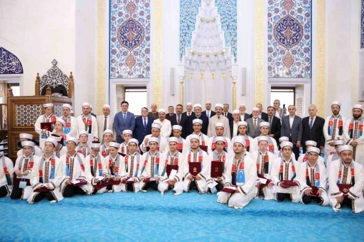 Rekt&ouml;r &Ouml;z&ouml;l&ccedil;er, Hafızlık İcazet Merasimi&rsquo;nde gen&ccedil; hafızların sevincine ortak oldu

