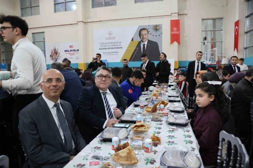 Rekt&ouml;r &Ouml;z&ouml;l&ccedil;er, iftar buluşmasında &ouml;ğrencilerle bir araya geldi
