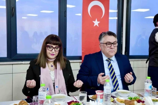 Rekt&ouml;r &Ouml;z&ouml;l&ccedil;er, koruyucu aile ve huzurevi sakinleriyle iftar sofrasında bir araya geldi
