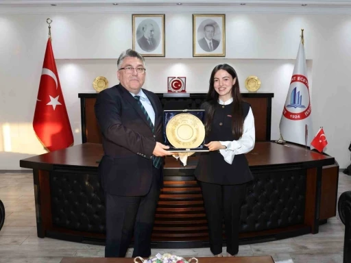 Rektör Özölçer &quot;Yılın Doktora Tezi&quot; ödülü sahibi Dr. Öğr. Üyesi Timur’u makamında kabul etti

