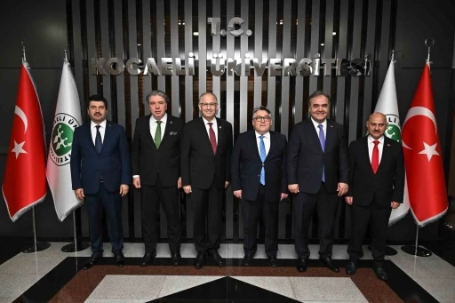 Rekt&ouml;r &Ouml;z&ouml;l&ccedil;er, T&uuml;rkiye&rsquo;nin En B&uuml;y&uuml;k &Ouml;ğrenci Kongresi&rsquo;nde gen&ccedil; araştırmacılarla bir araya geldi
