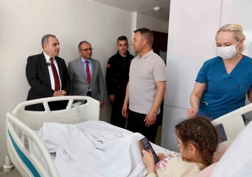 Rekt&ouml;r Prof. Dr. Altun&rsquo;dan tedavi g&ouml;ren &ccedil;ocuklara 23 Nisan ziyareti
