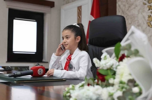 Rekt&ouml;r Prof. Dr. Altun, koltuğunu Minik Emine Defne&rsquo;ye devretti
