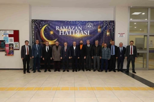 Rekt&ouml;r Prof. Dr. Altun, &ouml;ğrenciler ile iftar yaptı
