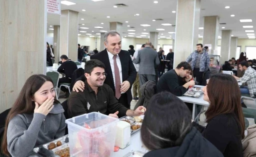 Rekt&ouml;r Prof. Dr. Altun, &ouml;ğrenciler ile yemek yedi
