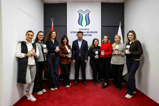 Rekt&ouml;r Sarıbıyık&rsquo;tan kadın personele anlamlı kutlama
