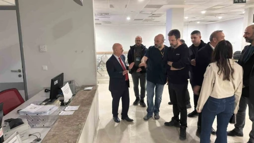 Rekt&ouml;r S&ouml;zbir, hastaneyi inceledi hastalarla sohbet etti
