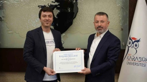 Rektörü Kırışık, akademisyenlerini onurlandırdı
