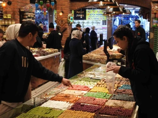 Bayram Şekeri ve Çikolata Tezgahları Renklendi