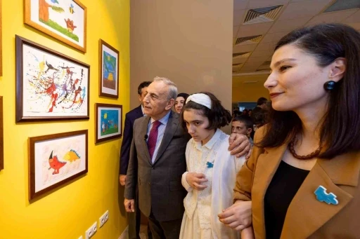 Renklerin diliyle farkındalık: Ayşeg&uuml;l&rsquo;&uuml;n sergisi b&uuml;y&uuml;k ilgi g&ouml;rd&uuml;
