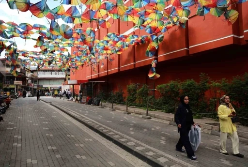 Renkli şemsiyelerle kaplı sokak, harabeye d&ouml;nd&uuml;

