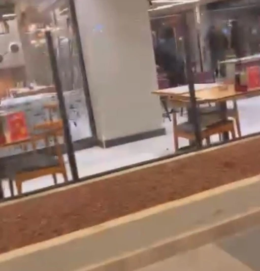 Restoran savaş alanına d&ouml;nd&uuml;,  camlar ve &ccedil;er&ccedil;eveler indi
