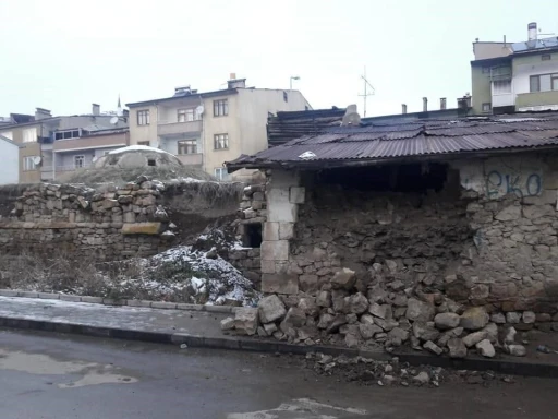 Restorasyon kapsamına alınması planlanan tarihi Galer Hamamı yıkılıyor
