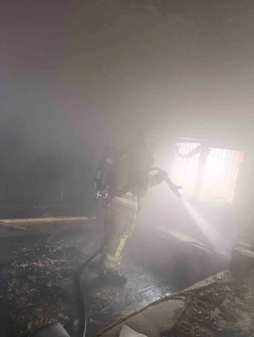 Reyhanlı&rsquo;da yanan ev kullanılmaz hale geldi
