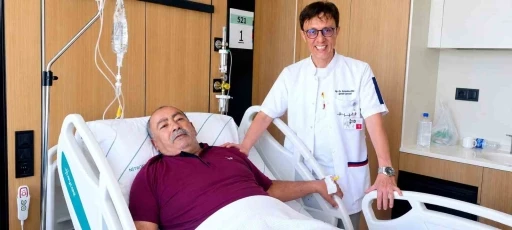 Riskli g&ouml;r&uuml;len hasta tek seansta yapılan iki ameliyatla sağlığına kavuştu
