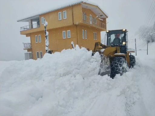 Rize&rsquo;de 51 k&ouml;y yolu kar yağışı nedeniyle ulaşıma kapandı
