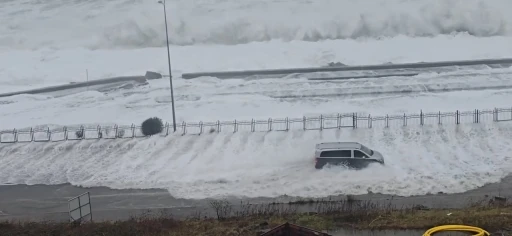 Rize&rsquo;de dev dalgalar Karadeniz Sahil Yolu&rsquo;na ulaştı
