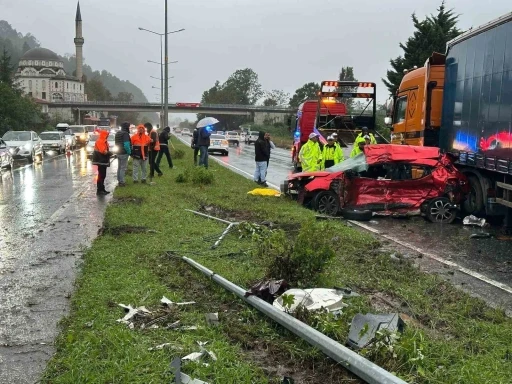 Rize’de feci kaza: Otomobil tırın dorsesine çarptı, 3 kişi hayatını kaybetti
