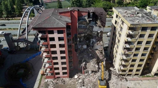 Rize’de fırtınada boşaltılan 8 katlı 2 binada yıkım işlemi başladı
