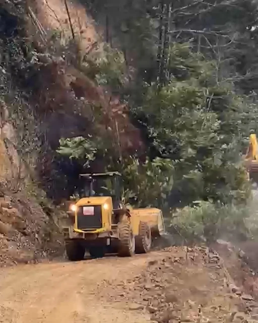 Rize&rsquo;de heyelanı temizleyen iş makinesi 2. heyelandan son anda kurtuldu
