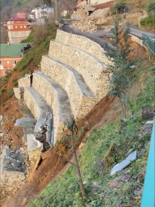 Rize&rsquo;de istinat duvarı &ccedil;&ouml;kt&uuml;: 2 ev tedbir ama&ccedil;lı boşaltıldı
