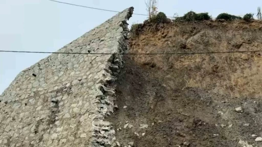 Rize&rsquo;de istinat duvarı &ccedil;&ouml;kt&uuml;
