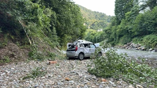 Rize’de kontrolden çıkan hafif ticari araç dereye uçtu
