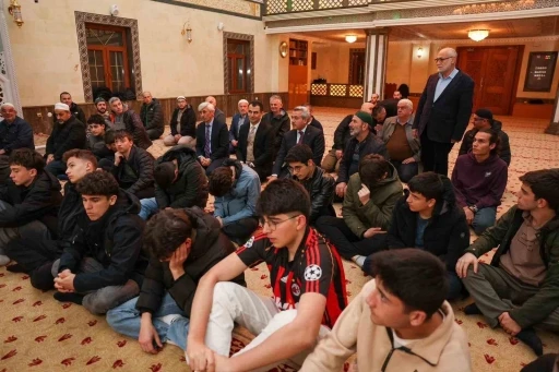 Rize&rsquo;de &ouml;ğrenciler cemaati az olan camilerde teravih namazında buluşuyor
