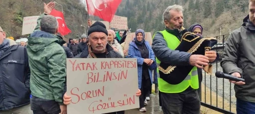 Rize&rsquo;de ruhsatsız turizm işletmecilerinden "Yıkmayın" protestosu
