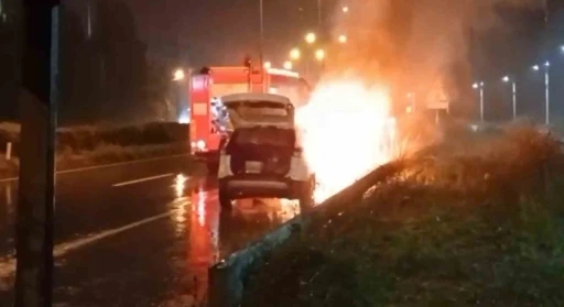 Rize’de seyir halindeki araç bir anda yanmaya başladı
