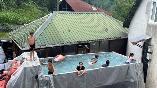 Rize’de sıcaktan bunalan çocuklar için kamyonun kasasını su ile doldurdu
