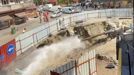 Rize&rsquo;de tarihi k&ouml;pr&uuml;n&uuml;n restorasyon &ccedil;alışması sırasında su borusu patladı
