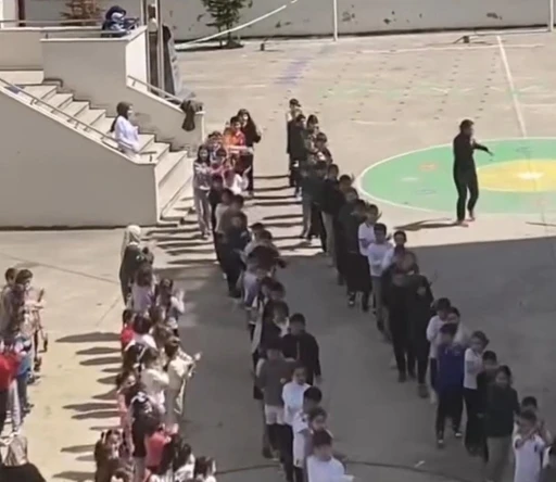 Rize’de tebessüm ettiren görüntü: 23 Nisan’a hazırlanan öğrencilere iskele üzerinde halay çekerek eşlik etti
