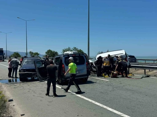 Rize&rsquo;de ters y&ouml;ne giren yaşlı s&uuml;r&uuml;c&uuml; kazaya neden oldu: 2 &ouml;l&uuml;, 3 yaralı
