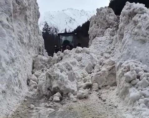Rize&rsquo;de yayla yollarında 5 metrelik kar temizliği