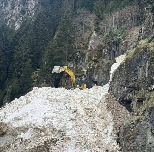 Rize&rsquo;de yayla yollarında kar temizleme &ccedil;alışmaları s&uuml;r&uuml;yor
