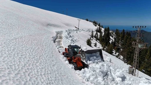 Rize&rsquo;de yayla yollarında kar temizleme &ccedil;alışması s&uuml;r&uuml;yor
