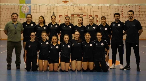 Rize&rsquo;nin gen&ccedil; voleybolcuları, g&ouml;z&uuml;n&uuml; Anadolu Yıldızlar Ligi kupasına dikti
