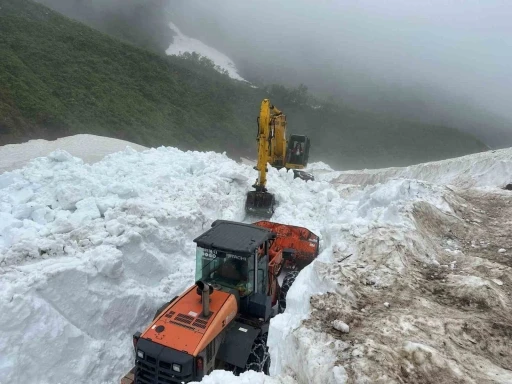 Rize’nin yaylalarında karla mücadele çalışmaları sürüyor
