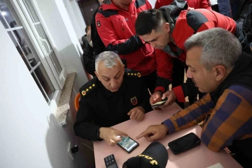 Rize Valisi Baydaş, kaybolan jet uçağı için çalışmaları yerinde takip ediyor
