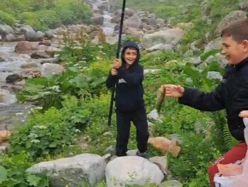 Rizeli miniklerin görülmeye değer ilk balık tutma mutluluğu
