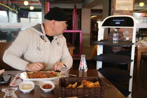 Robot Garson &quot;Şef&quot; İlgi Odağı Oldu
