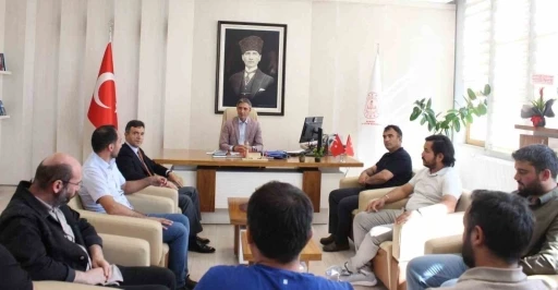 Robot yarışmasından başarıyla dönen takımların öğretmenlerine katılım belgeleri verildi
