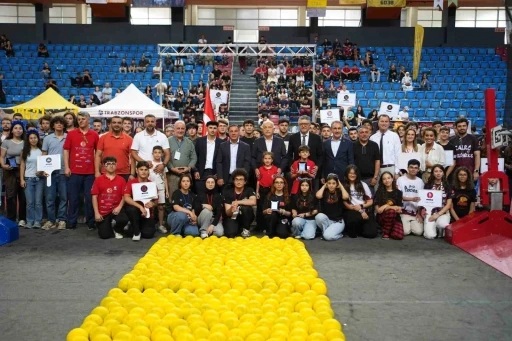 Robotlar spor salonunda yarıştı
