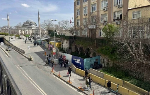 Roma kalıntıları ile modern şehir yaşamı aynı karede