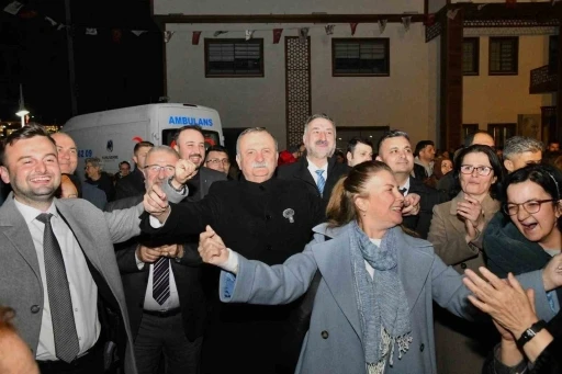 Romanlar günlerini dans ederek kutladı
