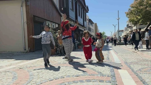 Romanlardan Kakava &ccedil;ağrısı: Şehir 9/8&rsquo;lik ritimlerle şenlendi
