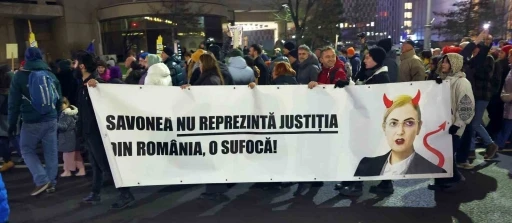 Romanya&rsquo;da binlerce kişi, yargıdaki usuls&uuml;zl&uuml;kleri protesto etti
