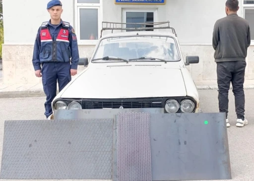 Römork arka kapağını çalmak isteyen şahıs yakalandı
