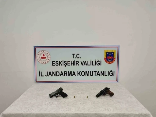 Ruhsatsız tabanca satmaya çalışırken yakalandı
